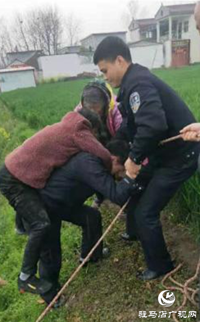 老人翻车坠入深沟 平舆民警冒雨紧急施救