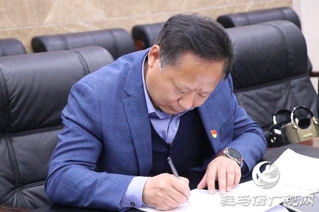 市政府秘书长谢彦涛接听12345热线现场解决金融环保问题