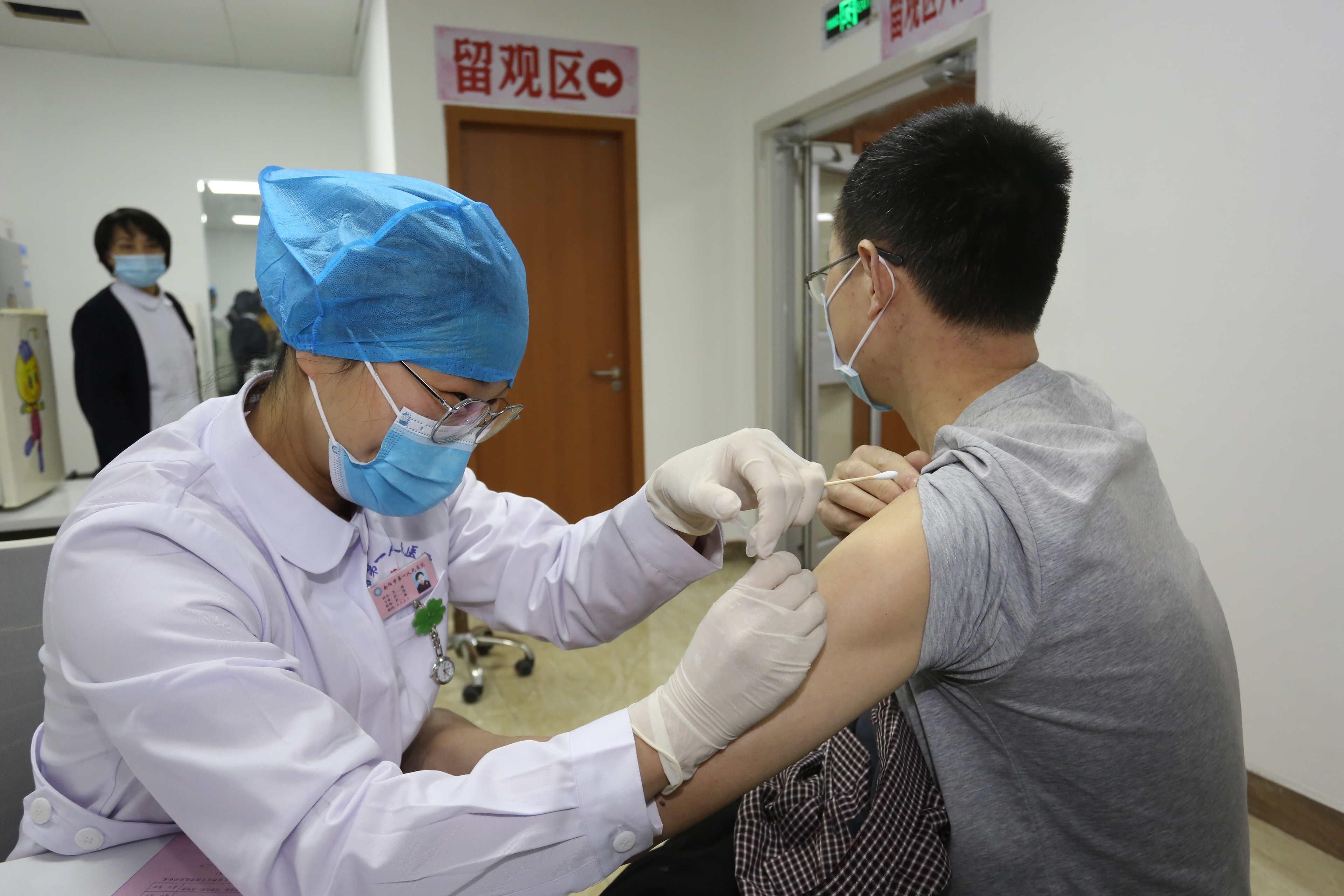 还在犹豫是否接种疫苗？医生解答不良反应那些事