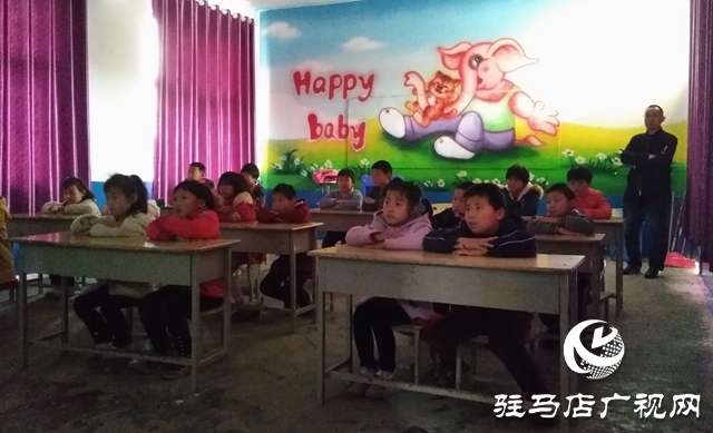平舆县郭楼镇陈集希望小学开展红色观影活动