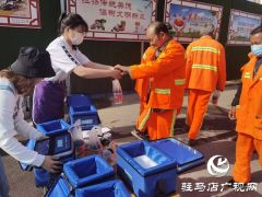 致敬最美劳动者 爱心企业为环卫工送早餐