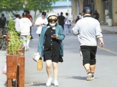 电动车停好后 你的头盔放哪儿了？戴“盔”后存“盔”成难题