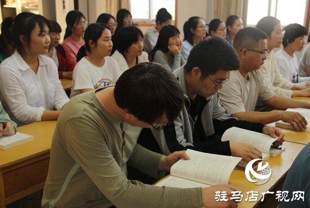 驻马店市新闻工作者李怀民向山区小学捐赠图书