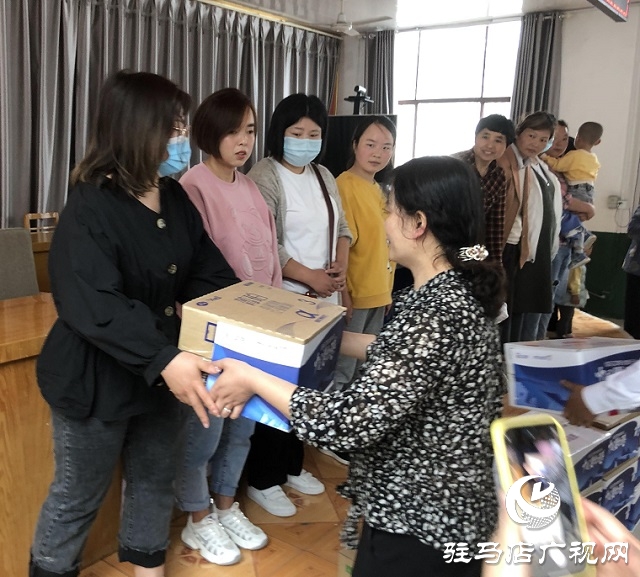 平舆县妇联携手爱心企业开展“关爱贫困家庭儿童”奶粉捐赠活动