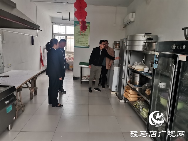 老君庙镇农商银行慰问老君庙镇重残托养中心