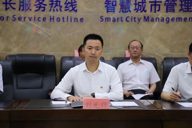 驻马店市政府副秘书长刘光辉现场接听12345
