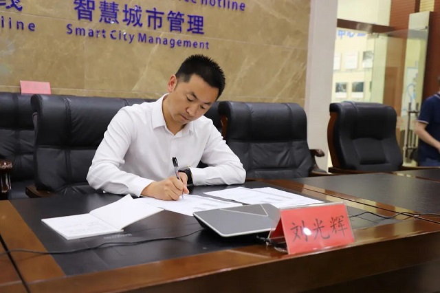 驻马店市政府副秘书长刘光辉现场接听12345