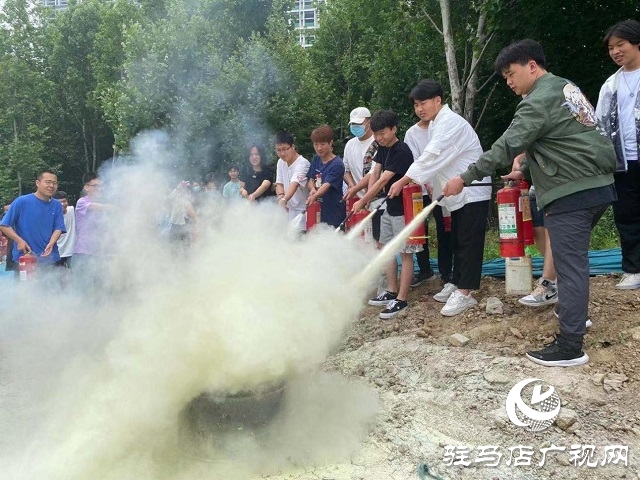 黄淮学院艺术设计学院举行消防培训暨灭火演练