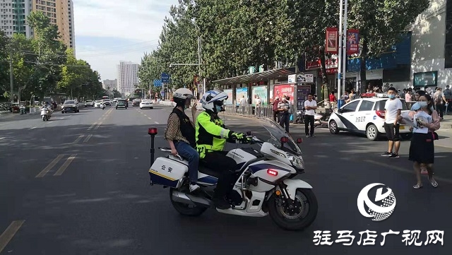 驻马店交警执勤全力护航高考