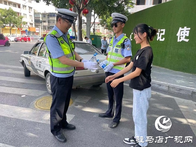 驻马店交警执勤全力护航高考