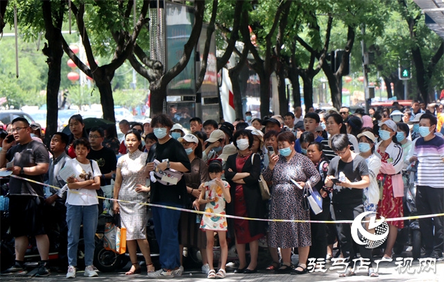 驻马店高考首日，现场直击！（组图）