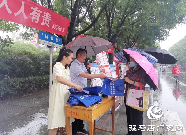 确山县司法局开展安全生产宣传咨询日活动