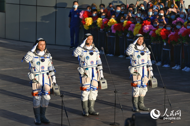 聂海胜、刘伯明、汤洪波3名航天员领命出征