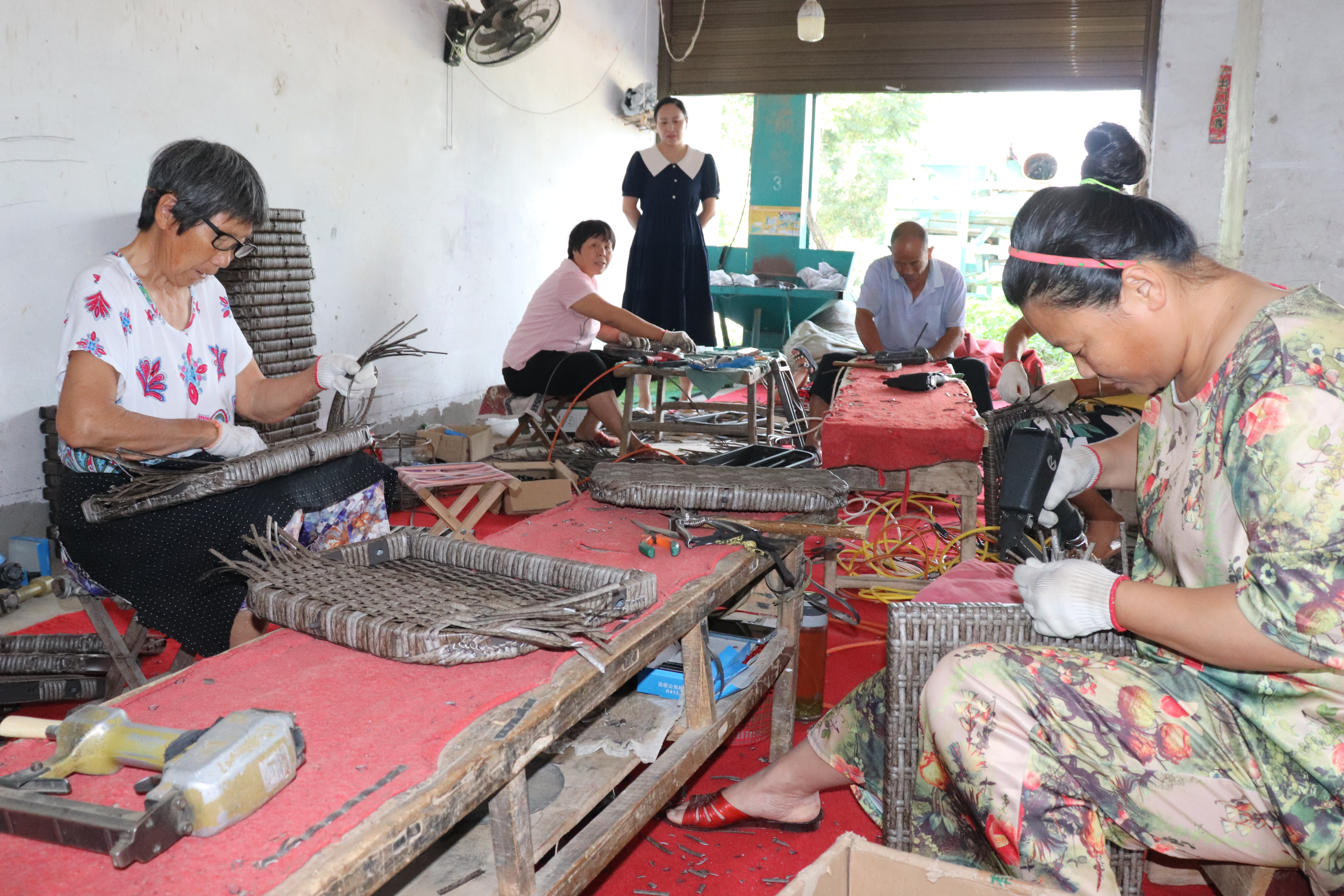 汝南县板店乡苏庄村：不出村有活干 村民轻松把钱赚