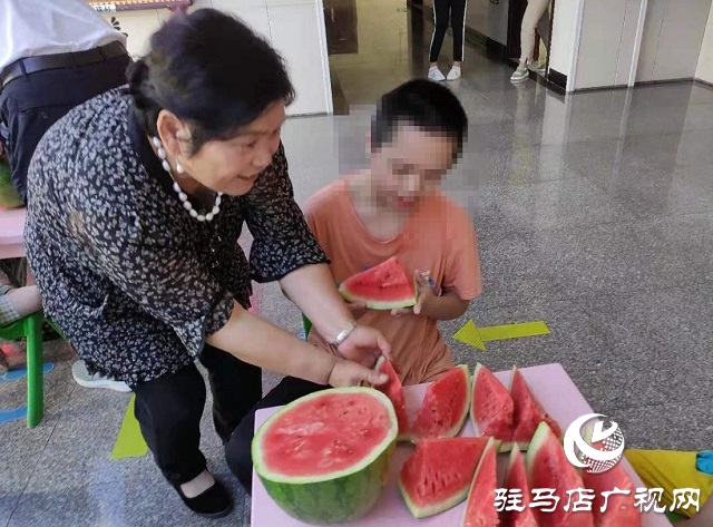 驻马店：“好人”夫妇炎炎夏日为儿童福利院送“清凉”