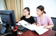 记者实地体验高校招办招生老师的一天 3部电话轮流响，喉宝和胖大海成“标配”