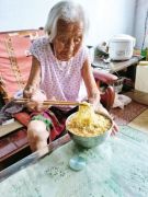 驻马店确山县百岁老人：饭量还行不挑不拣还能自己做饭