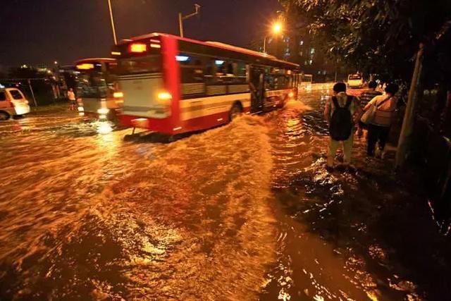 中央气象台发布今年首个暴雨橙色预警 部分中小河流可能发生超警洪水