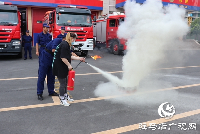 小萌娃”零距离“体验消防魅力