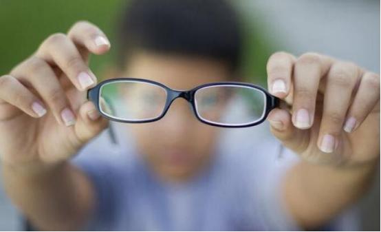 去年我国儿童青少年总体近视率52.7% 幼儿园小学是防控重点年龄段