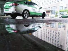 新能源汽车暴雨中趟水 会像“霹雳贝贝”一样放电吗？