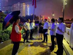 西平县柏城街道党员干部坚守一线排涝除险