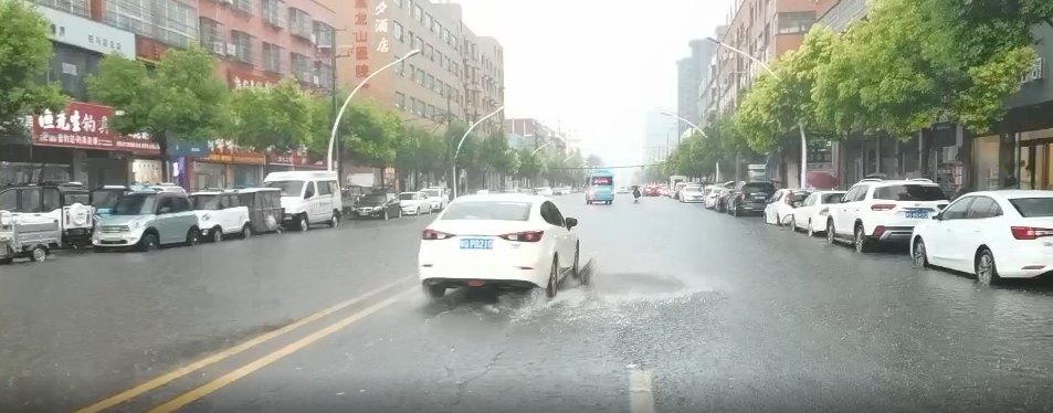 受暴雨影响 驻马店市区多条路段出现积水