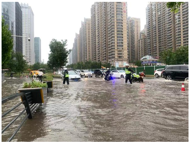 暴雨中的河南力量！河南高速交警逆行护航荥阳抢险救出的800余名群众前往洛阳安置
