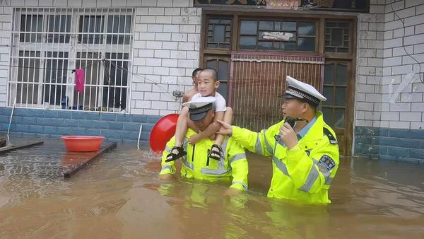 新乡暴雨有多大？大河报记者直击现场：高速两旁大片农田被淹