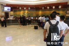 参加驻马店市四届人大八次会议的代表报到