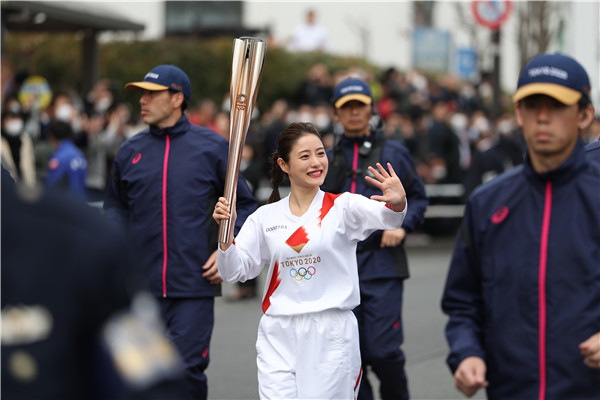 再添一金！侯志慧打破奥运记录夺得女子举重49公斤级金牌
