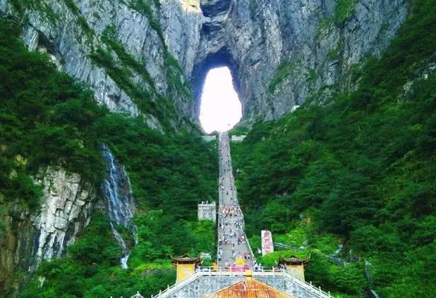 张家界：所有居民非必要不外出，所有居民小区实施封闭管理