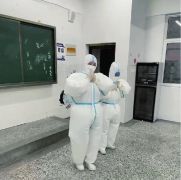 河南两医护人员防护服内灌凉风 现实版“大白”太可爱