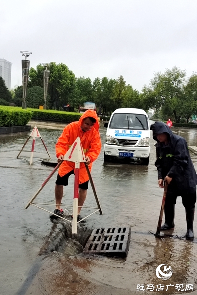 市城管局暴雨中守护城市路畅城安