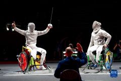 轮椅击剑选手李豪为中国体育代表团夺得东京残奥会首枚金牌