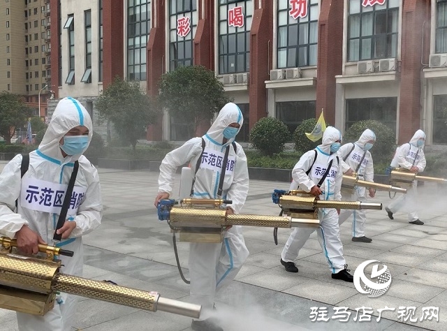驻马店市城乡一体化示范区消防救援大队走进校园进行防疫消杀工作