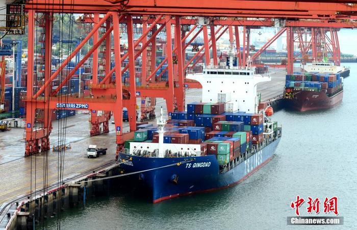 资料图为厦门港海天集装箱码头。
<a target='_blank' href='http://www.chinanews.com/'>中新社</a>记者 王东明 摄