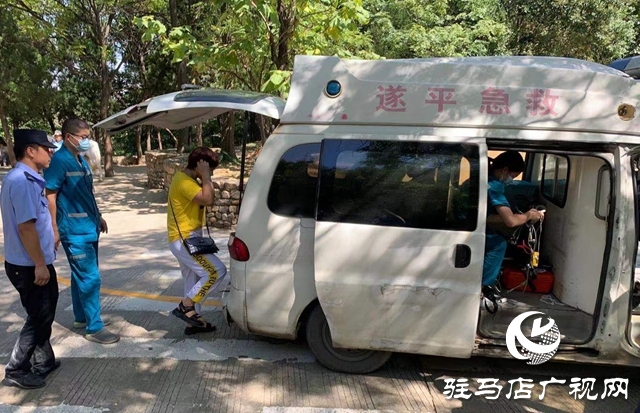 小男孩景区摔伤 民警火速上山救助