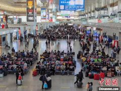国庆火车票明起开抢 多地强调假期不许大规模聚集