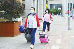昨日是郑州高三、初三学生开学首日 来时“小别离” 相聚“小欢喜”