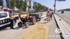 村民占道晒玉米影响交通 市12345政务服务热线解决诉求清隐患