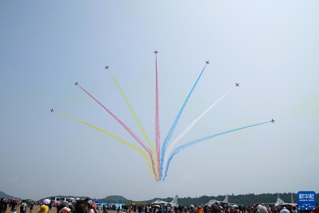 “空军蓝”致敬“中国红”——战鹰用航迹为祖国庆生