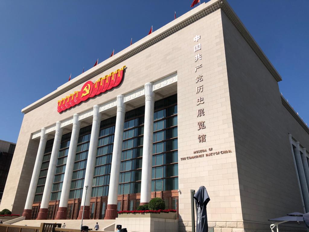 特写：“是他们给了我们现在的生活”——国庆节里感悟百年党史
