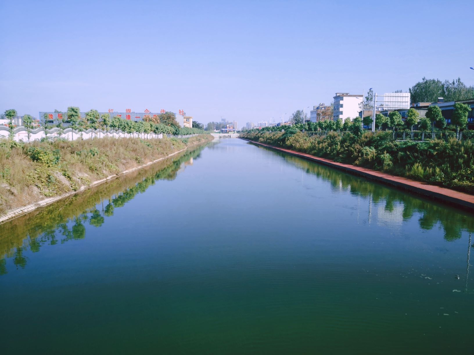 水清岸绿的河道 李玉荣 摄