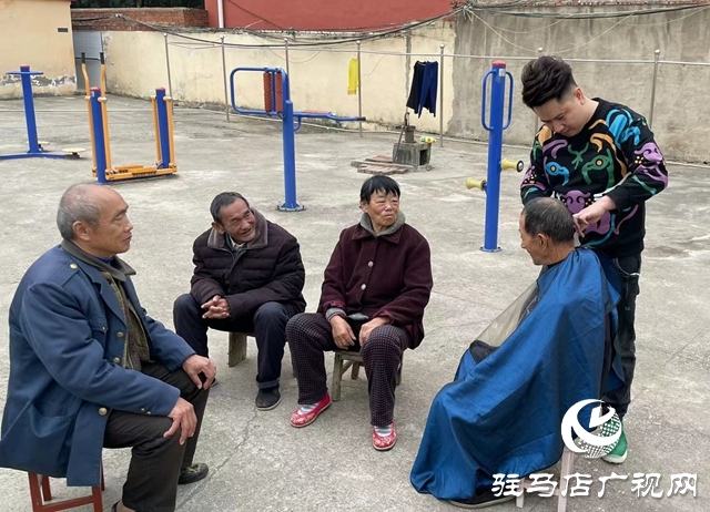 确山：重阳志愿行 共暖老人心