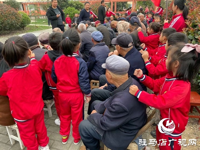 确山：重阳志愿行 共暖老人心