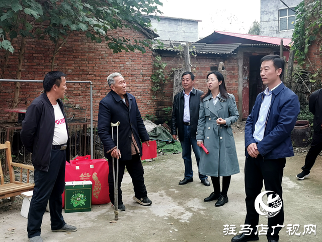 驻马店市公共资源交易中心开展平安建设宣传暨重阳节慰问活动