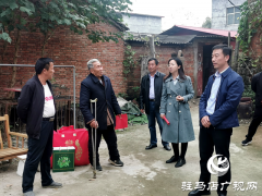 驻马店市公共资源交易中心开展平安建设宣传暨重阳节慰问活动