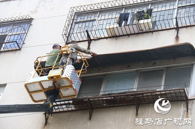 驻马店：市民发现安全隐患 市政人员及时排除