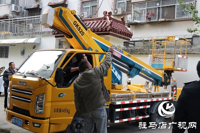 驻马店：市民发现安全隐患 市政人员及时排除